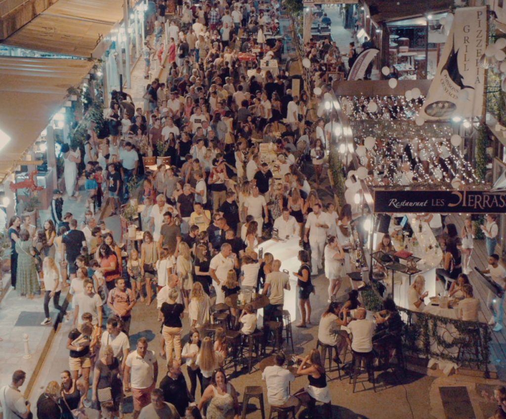 ambiance de la rue principale la nuit a solenzara